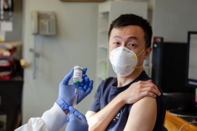 خبراء يفندون إشاعات بشأن أعراض اللقاح الصيني ضد “كورونا”