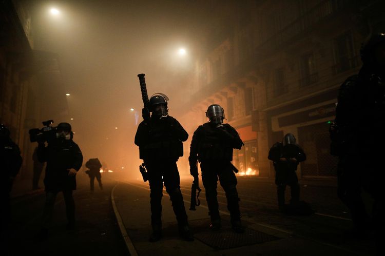صدامات قوية و حرائق بمظاهرات ضد عنف الشرطة الفرنسية و قانون يحمي رجالها