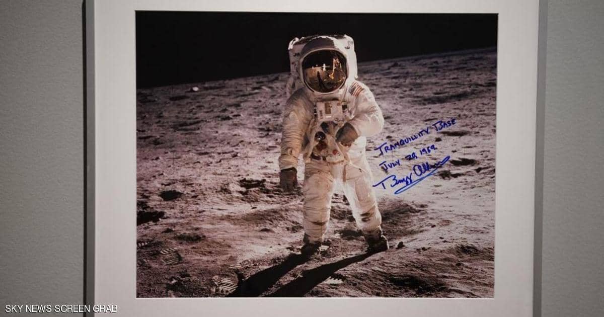 صورة أرمسترونغ على سطح القمر تُعرض في المزاد  