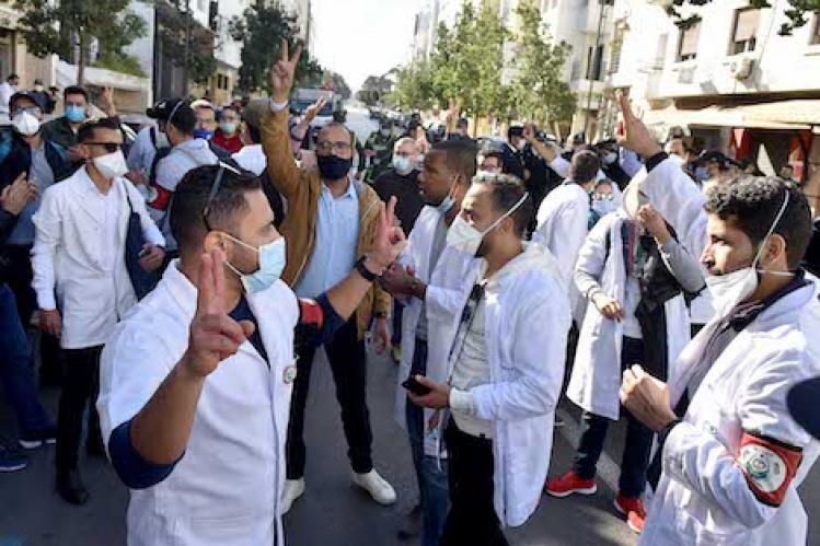 ممرضون يهددون بالتصعيد ويرفضون منع الاحتجاج