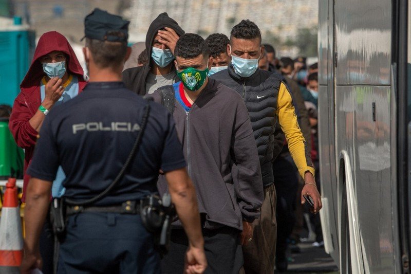 السلطات الإسبانية تشرع في ترحيل مهاجرين غير نظاميين مغاربة