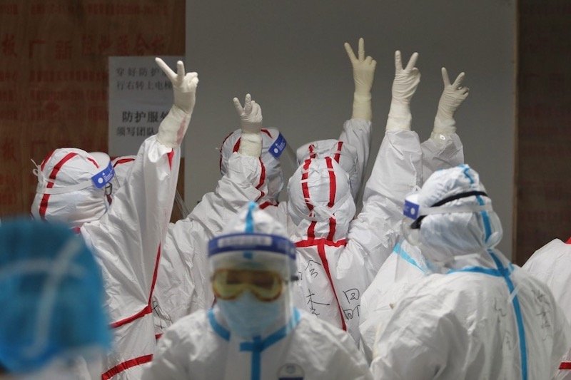 الصين تتباهى بالنجاح “الاستثنائي” في احتواء الفيروس