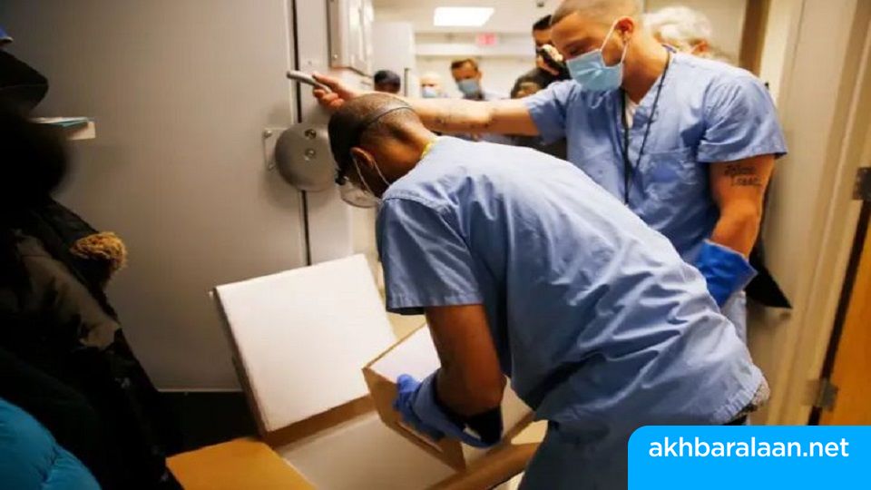 الطاقم الطبي في مستشفى أمريكي يحتفل على طريقته بوصول لقاح كورونا (فيديو)