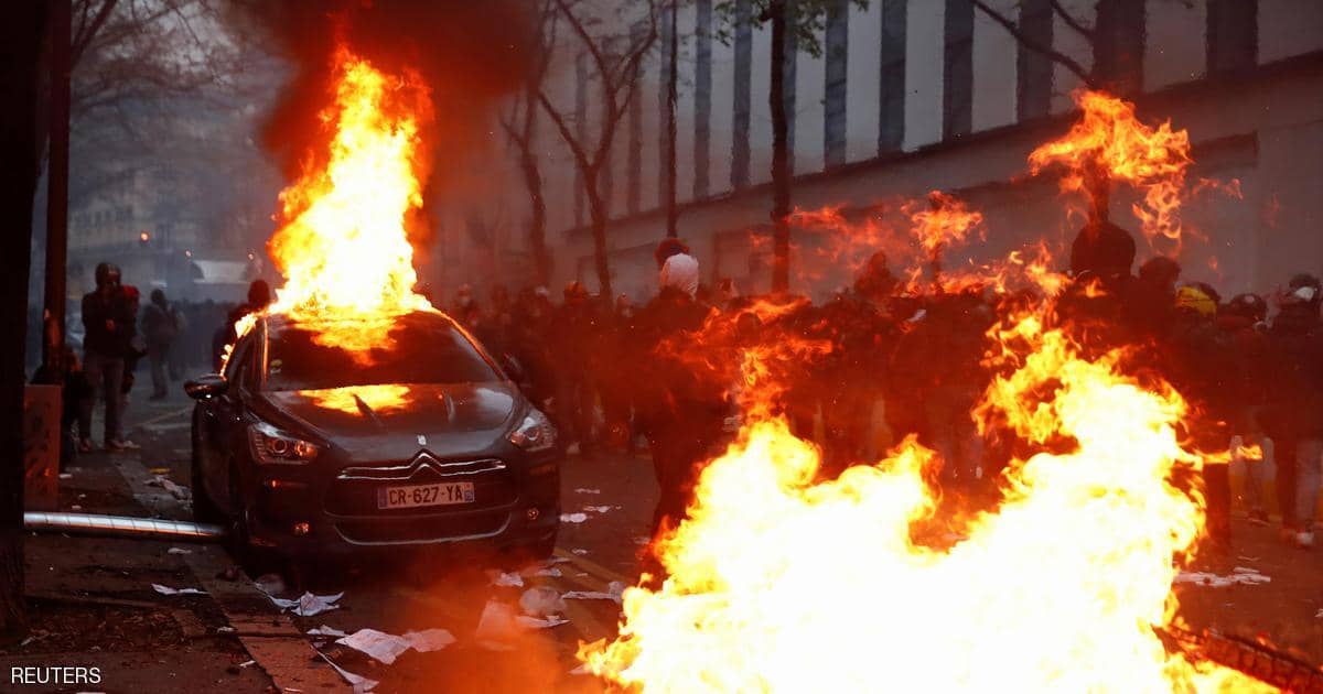 المظاهرات تعود إلى باريس.. تكسير محلات وحرق سيارات