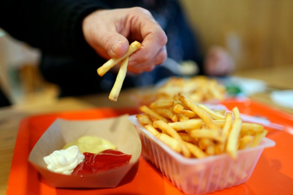 بريطانيا تحارب السمنة بإجراءات جديدة.. الترويج للأطعمة غير الصحية ممنوع