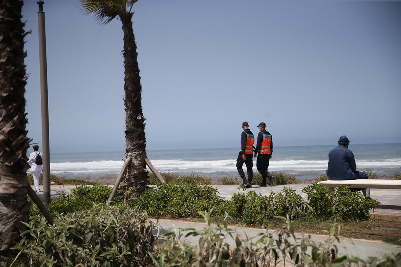 بيضاويون يقبلون على الشواطئ أمام إغلاق فضاءات العاصمة الاقتصادية