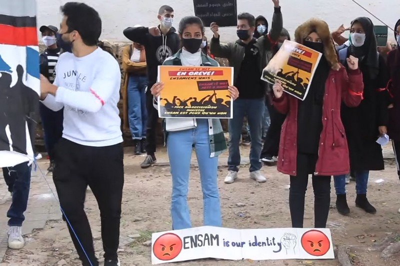 حناجر طلبة مدرسة الفنون والمهن تصدح ضد “صمت وزارة التربية”