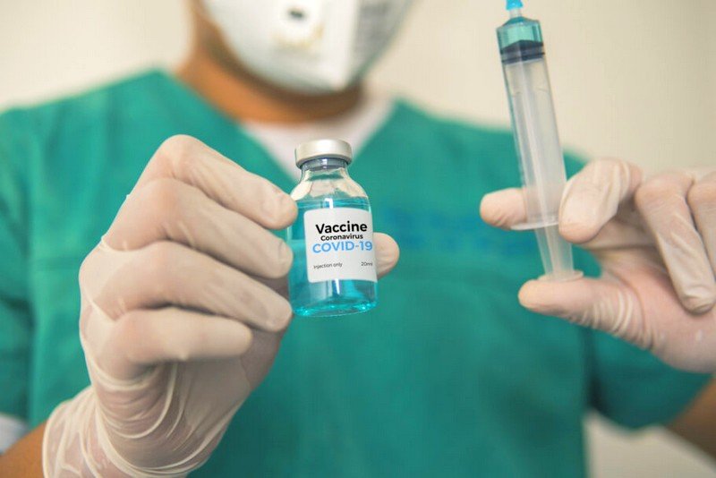 خبير يوضح فعالية اللقاح أمام طفرة “كورونا” الجديدة
