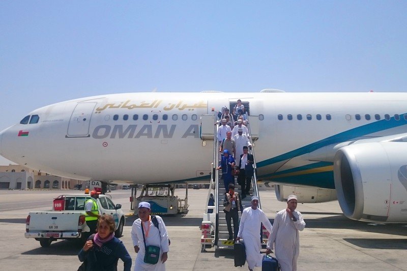 سلطنة عمان تخفف الاحتياطات بإعادة فتح الحدود