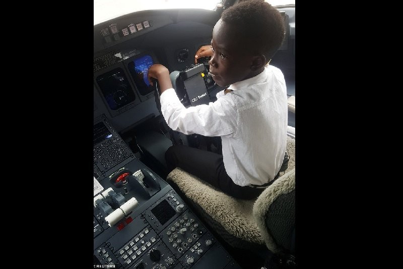 طيار في السابعة من عمره يثير الجدل