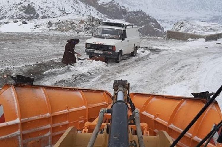 عمالة خنيفرة تزيح الثلوج لتسهيل السير على الطرق