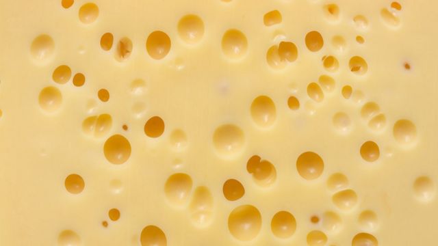 فيروس كورونا: كيف يمكن الاستعانة بنموذج “الجبن السويسري” في التصدي للوباء؟
