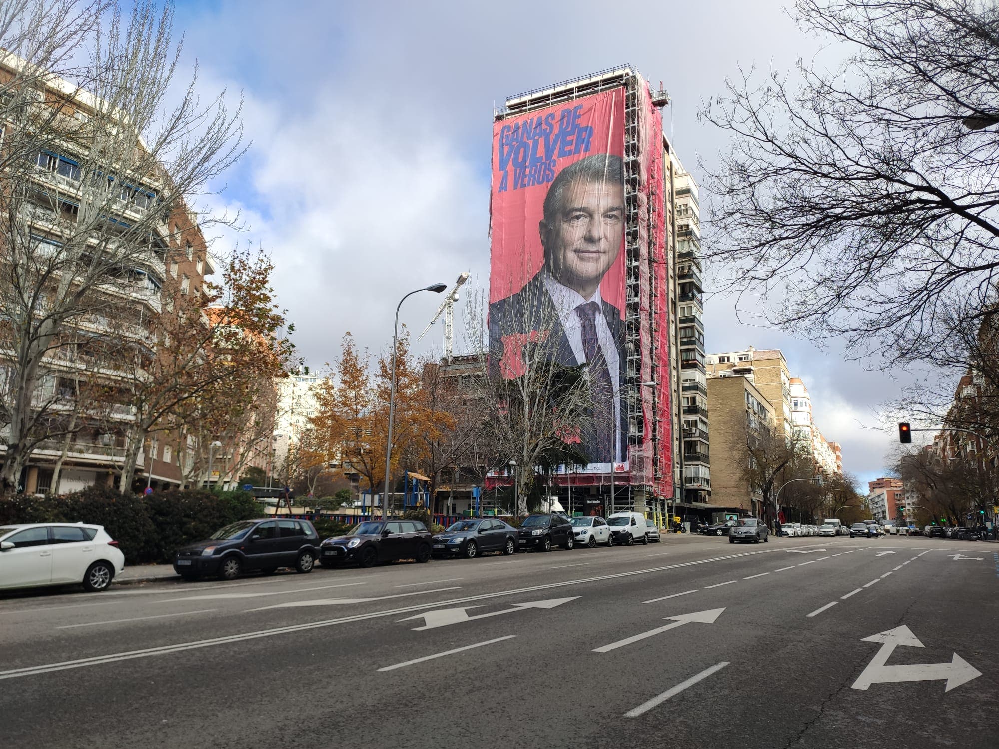 لابورتا يضع صورة “مستفزة” بجانب ملعب ريال مدريد