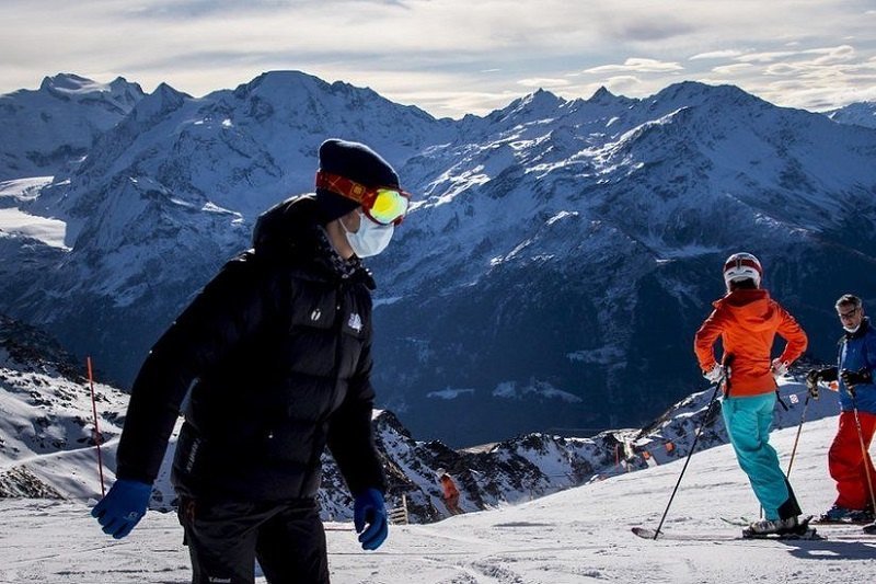 مئات المتزلجين يفرون من الحجر الصحي في سويسرا