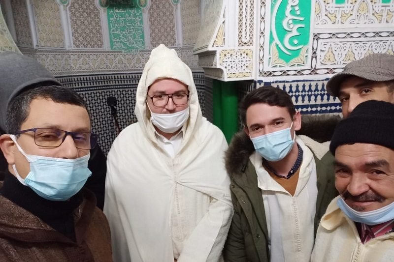 إسباني يعلن إسلامه بالمسجد الأعظم في مدينة وزان