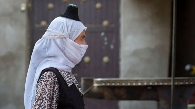 الإيغور: تويتر يحذف تغريدة سفارة صينية عن “تحرير” عقول نساء الأقلية المسلمة