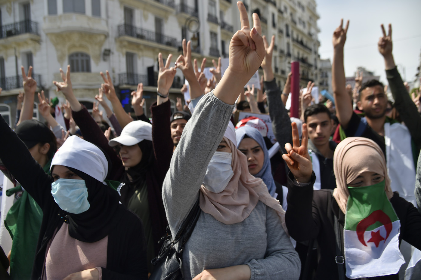 الوضع الاقتصادي والمالي بالجزائر يعيش أزمة عميقة تهدد وجوده
