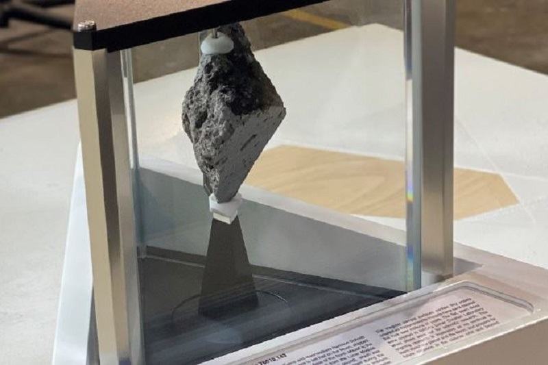بايدن يضع “صخرة قمرية” على المكتب البيضاوي