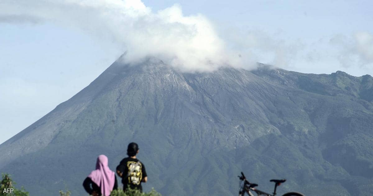 بركان يثور في إندونيسيا.. والخطر “5 كيلومترات”