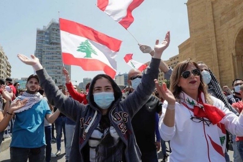 تدابير الاحتراز من الوباء تخرج لبنانيين إلى الاحتجاج