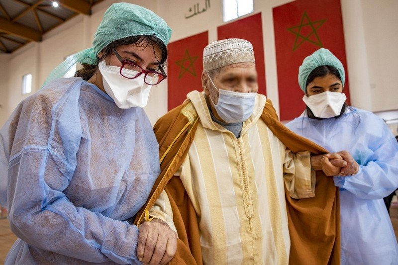 “تلقيح الملك” يمد المغاربة بمشاعر الثقة مع انطلاق التطعيم ضد “كورونا”