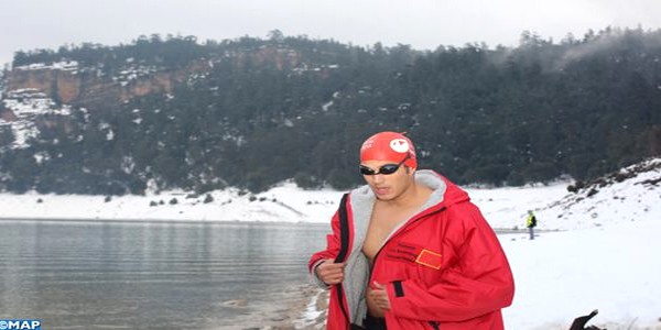 حسن بركة يقطع 1600 متر سباحة في المياه الجليدية ويحطم رقمه القياسي