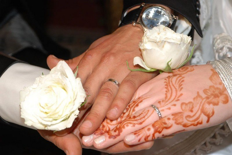 رهاب الزواج يضع الشباب بين سندان “العزوبية” ومطرقة علاقات غير شرعية