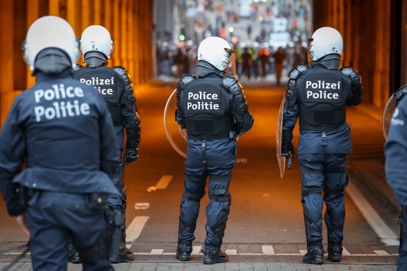 شرطة بروكسل توقف غاضبين من “تدابير كورونا”