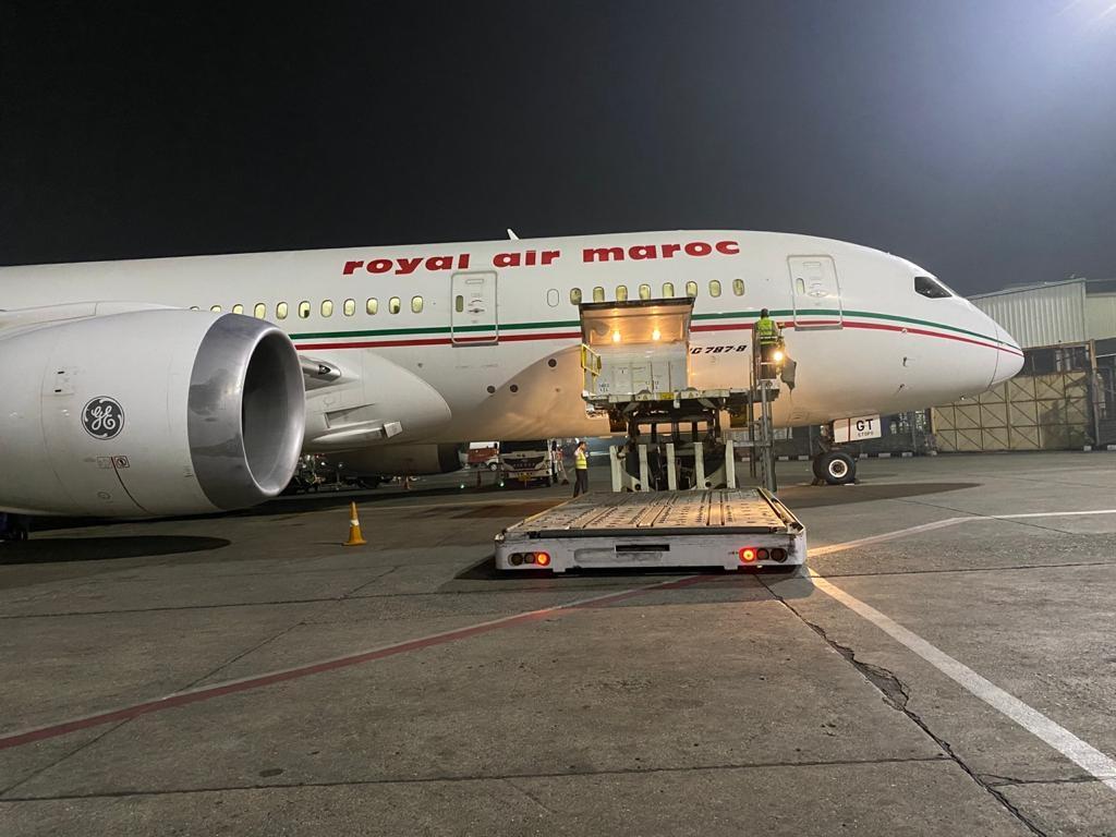 طائرة الخطوط الملكية تقلع من الهند محملة بشحنات لقاح كوفيد -19