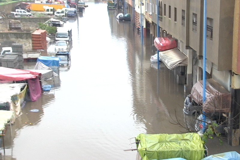 “كارثة الفيضانات” تدفع برلمانيين إلى طلب استقالة مسيري الدار البيضاء