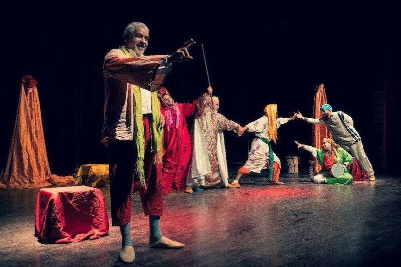 مسرحية “الصربة والعلّام” تستحضر تراث الملحون وتنتظر غياب كورونا