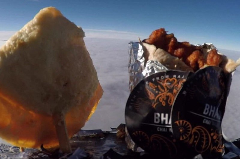 مطعم يطلق أكلة “سمبوسة” عبر الفضاء
