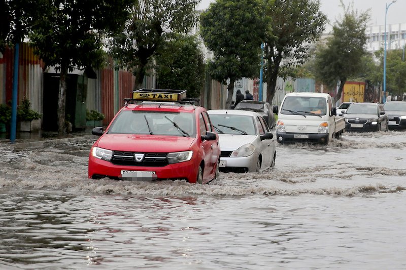 نشطاء يطالبون بمحاسبة المسؤولين عن تدبير مدن غارقة بمياه الأمطار‎