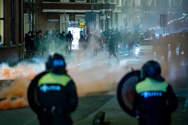 هل يشعل الحجر الصحي والعنف المفرط للشرطة فتيل الحراك في هولندا؟