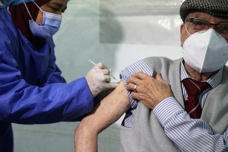 أطباء مغاربة يوصون السلطات الصحية بتطعيم مرضى الحساسية بلقاح “كورونا”‬
