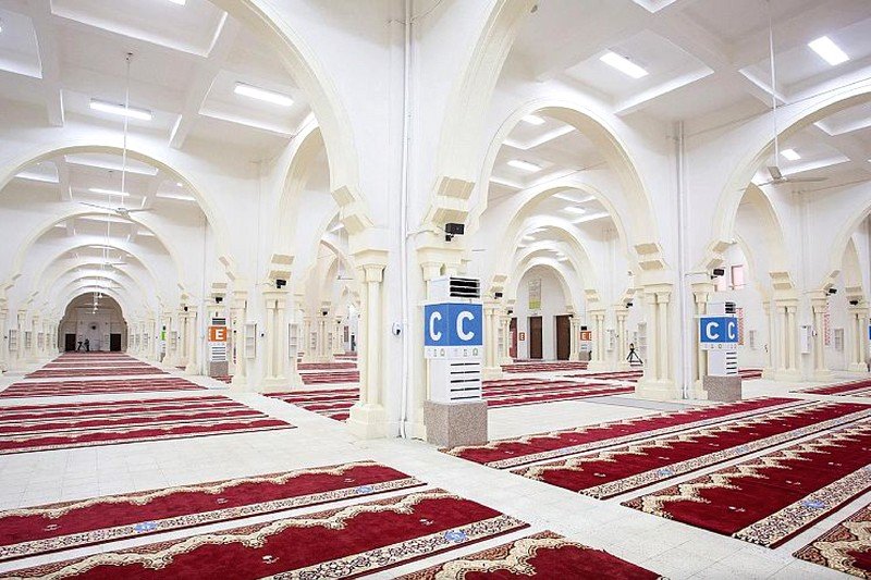 إصابات بـ”الفيروس” تغلق مساجد في السعودية