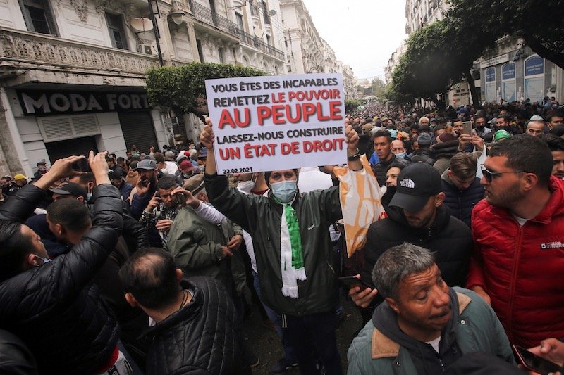 اختناق النظام الجزائري يدفع العسكر إلى الالتفاف على مطالب الحراك الشعبي