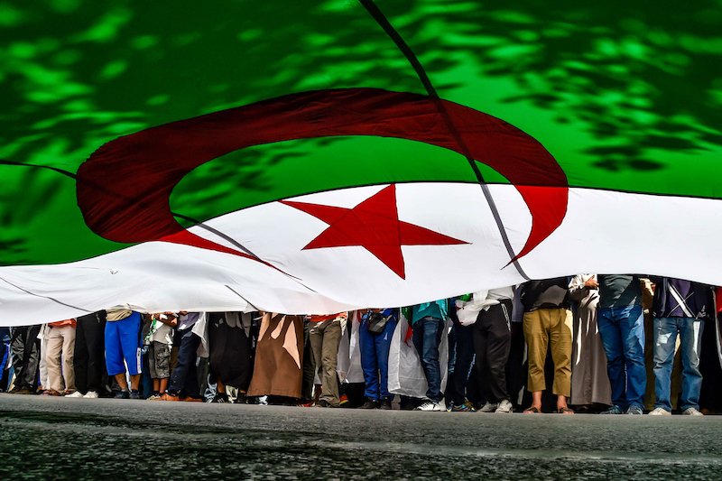 الآلاف من أنصار الحراك الشعبي يحتشدون في شوارع العاصمة الجزائرية