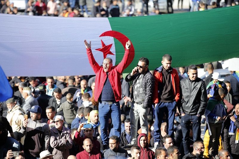 الإعلام الجزائري يتحول إلى “بوق عسكري” لتغطية الأزمات الداخلية