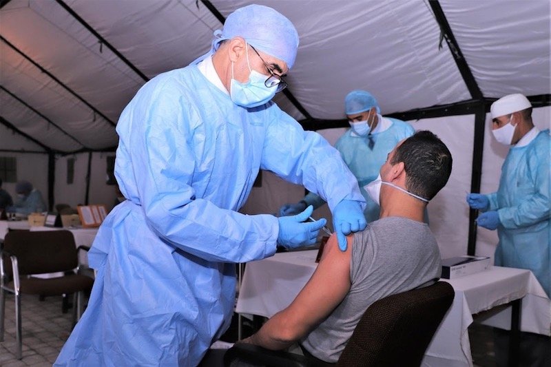 المغاربة و”سلالة كورونا الجديدة” .. اللقاح يحتفظ بالفعالية والخطورة مستمرة