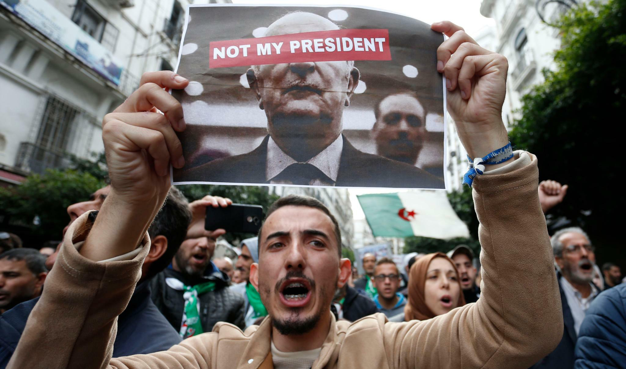 النظام الجزائري يرفض كل مبادرة سياسية تهدف للخروج من الأزمة