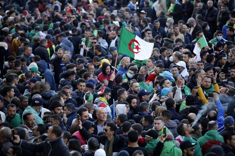 بوصوف يضع تطلعات حراك الجزائر ودسائس “نظام العسكر” تحت المجهر