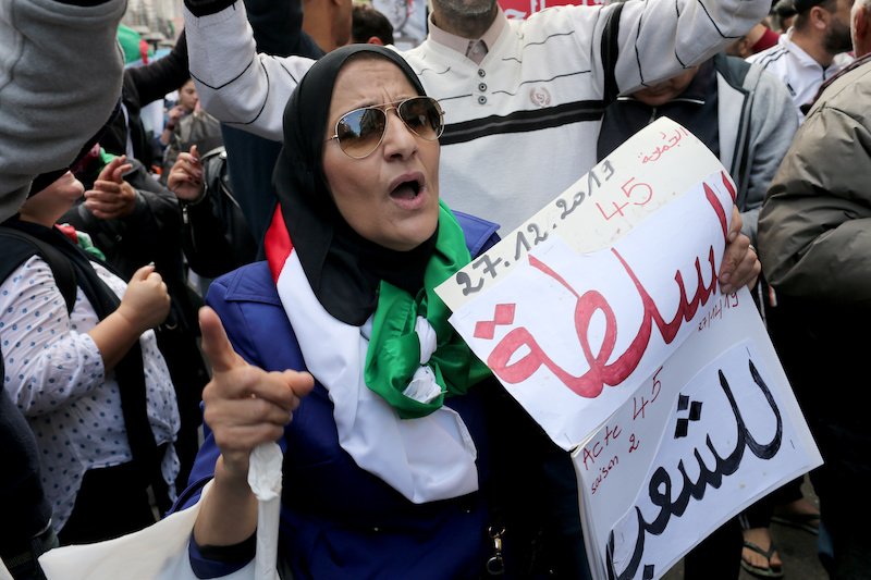 بين عودة “الحرس القديم” ونجاح الحراك .. “عُشرية سوداء” تطل من الجزائر