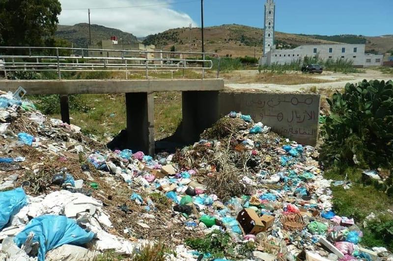 تراكم النفايات يخنق الأنفاس في “بني سيدال الجبل”