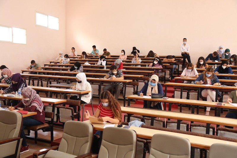 تنظيمات طلابية تبتغي فتح أبواب الأحياء الجامعية‬