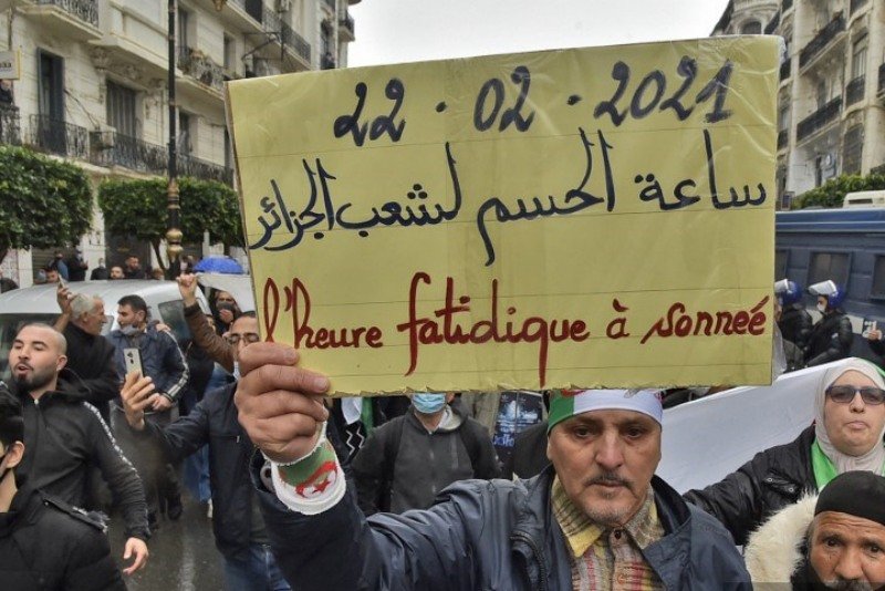 حراك الجزائر يرفع شعار “الشعب يريد إسقاط النظام”