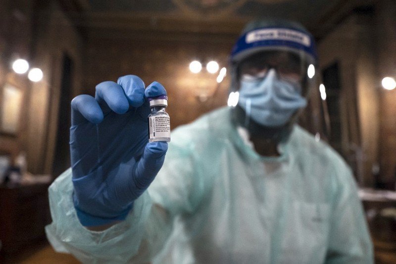 خبراء يربطون انتهاء الجائحة بعدالة توزيع اللقاحات على الدول الفقيرة