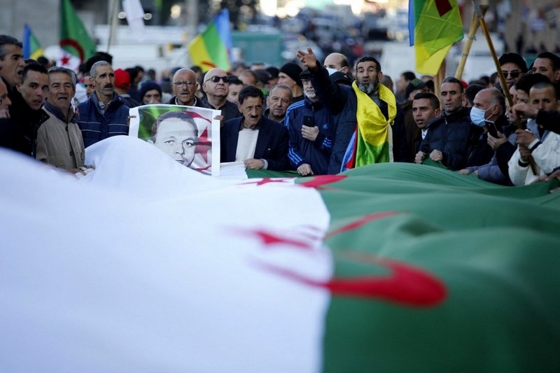 رئيس الجزائر يواجه شعارات “الجنرالات في المهملات” بتجديد دعم البوليساريو