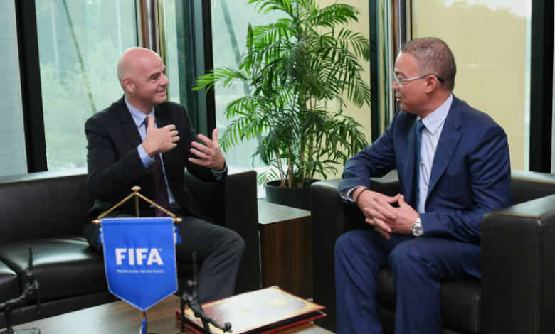 رئيس الفيفا ينوه بالتزام الملك لفائدة تطوير كرة القدم الوطنية