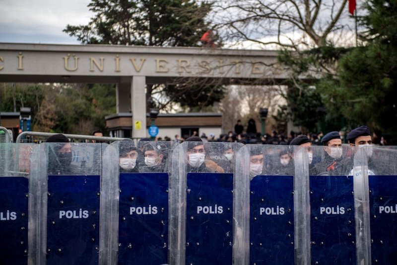 شرطة تركيا تحتجز عشرات المحتجين على أردوغان